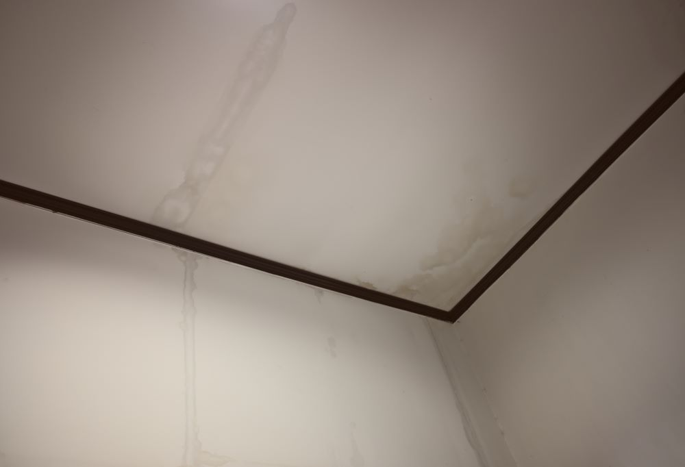Water marks from the ceiling, water flows from the ceiling